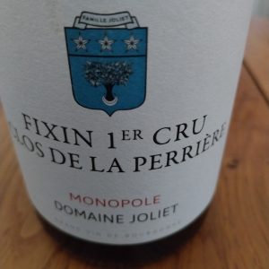 Les vins du Domaine Joliet 🥂 Fixin 1er Cru Clos de la Perrière blanc 2024 Une production particulièrement confidentielle puisqu’elle provient des seuls 0,5 hectare de blanc du Clos de la Perrière. Le nez est complexe, mêlant fruits blancs et fruits exotiques. La bouche est ample et longue, avec une légère touche vanillée, des notes de poire et de fruit de la passion, complétées par des nuances toastées et crémeuses. Un blanc de Bourgogne qui mérite vraiment d’être découvert, d’autant que les quantités sont particulièrement limitée Le conseil Un grand Bourgogne que vous pourrez apprécier jeune ou après 5 ans de garde. Un très grand vin! Accompagne les crustacés, gambas, coquilles Saint-Jacques ou les poulets à la crème. Visiter le site du domaine