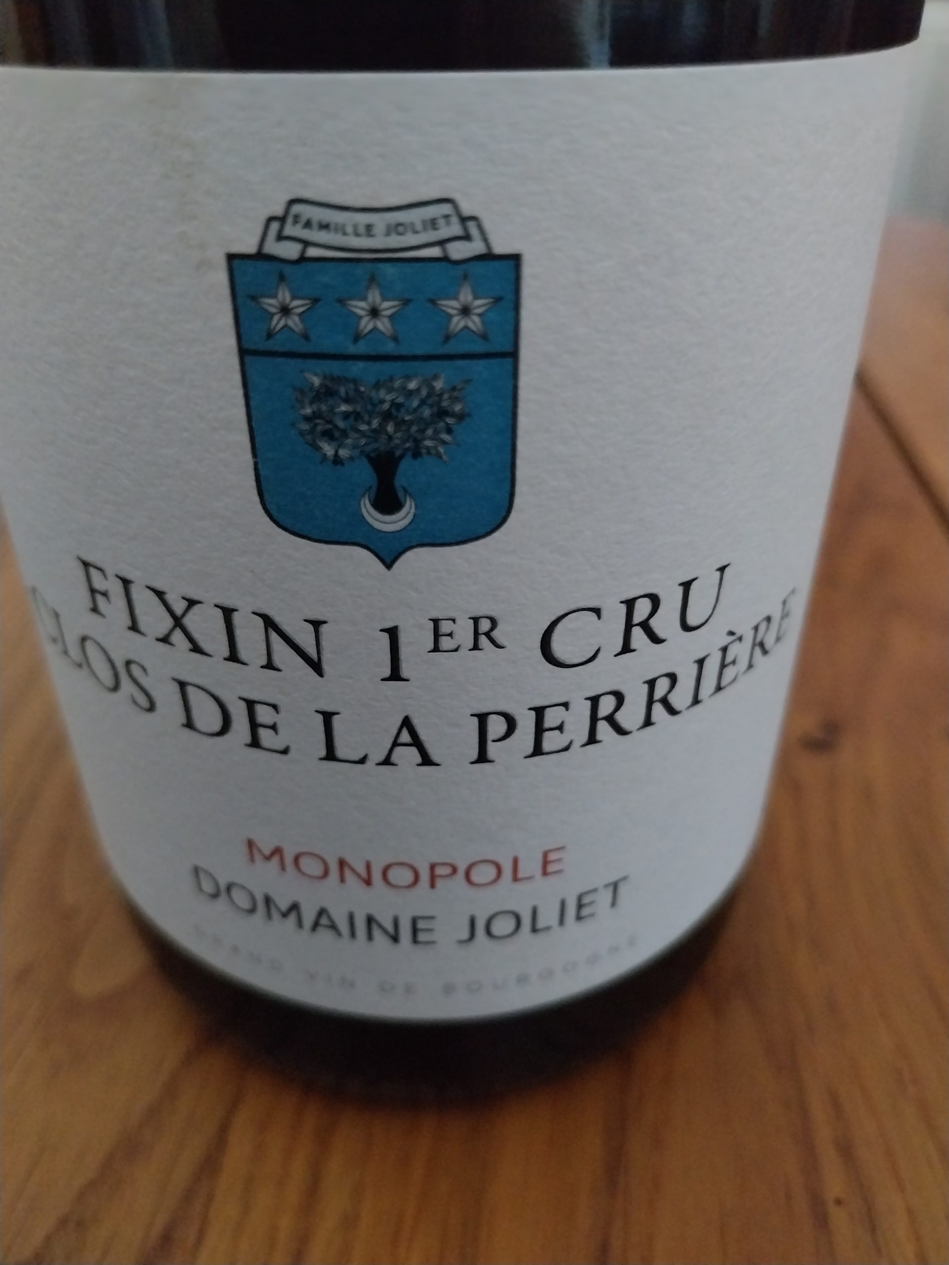 Les vins du Domaine Joliet 🥂 Fixin 1er Cru Clos de la Perrière blanc 2024 Une production particulièrement confidentielle puisqu’elle provient des seuls 0,5 hectare de blanc du Clos de la Perrière. Le nez est complexe, mêlant fruits blancs et fruits exotiques. La bouche est ample et longue, avec une légère touche vanillée, des notes de poire et de fruit de la passion, complétées par des nuances toastées et crémeuses. Un blanc de Bourgogne qui mérite vraiment d’être découvert, d’autant que les quantités sont particulièrement limitée Le conseil Un grand Bourgogne que vous pourrez apprécier jeune ou après 5 ans de garde. Un très grand vin! Accompagne les crustacés, gambas, coquilles Saint-Jacques ou les poulets à la crème. Visiter le site du domaine
